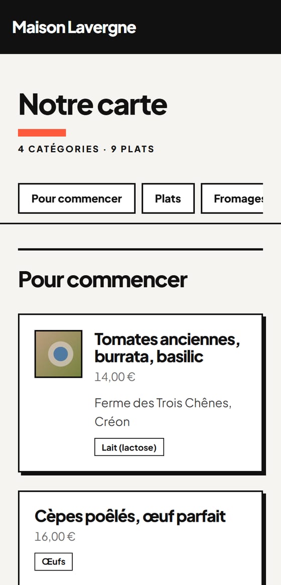 La carte d'un restaurant sur un téléphone, avec les allergènes sous chaque plat
