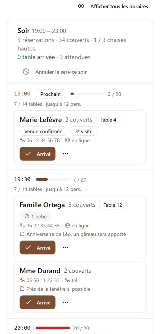 Le service du soir sur le téléphone du restaurateur : chaque horaire avec ses tables, les demandes particulières, un bouton « Arrivé » par réservation