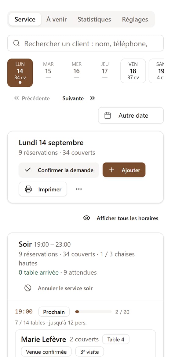 Le tableau de bord du restaurateur sur un téléphone : la journée, ses réservations et ses couverts, la soirée horaire par horaire avec un bouton « Arrivé » sur chaque table