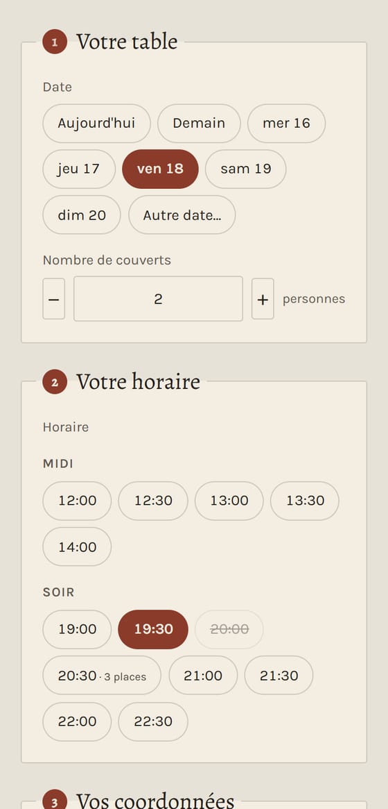 La page de réservation d'un restaurant sur un téléphone : les dates, le nombre de couverts, les horaires du midi et du soir, dont un déjà complet